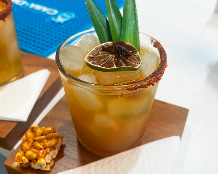 Coctelería artesanal con destilados de agave y cítricos.